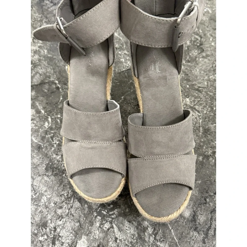Universal Thread Womens CAROLINE Grey Faux Suede Wedge Heel Sandals Shoes Sz 8.5